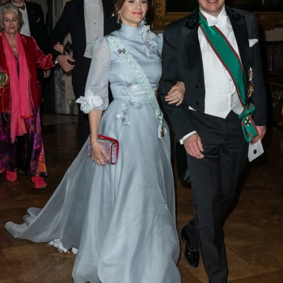 Prinsessa Sofia saapui juhliin Ruotsin valtiopäivien puhemies Andreas Norlénin käsipuolessa. prinsessa Sofia