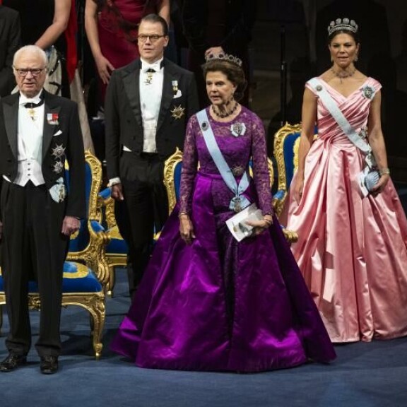 Kuninkaalliset istuivat koristeellisissa tuoleissa. kuningas Kaarle Kustaa, kruununprinsessa Victoria