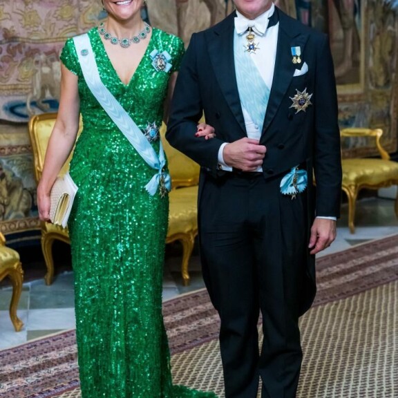 Kruununprinsessa Victorian vihreä paljettimekko oli katseenvangitsija. Vierellä puoliso prinssi Daniel. kruununprinsessa Victoria, prinssi Daniel