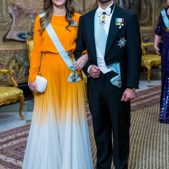 Prinsessa Sofian iltapuku oli liukuvärjätty. Vierellä puoliso Carl Philip. prinsessa Sofia, prinssi Carl Philip