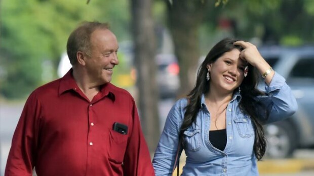 Kohupoliitikko Teuvo Hakkarainen avoimena Lariza-rakkaastaan: Ei seksiä ennen häitä! Teuvo Hakkarainen ja Lariza