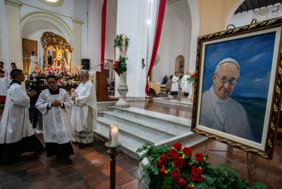 Edesmenneen paavi Franciscuksen muistoa on vaalittu ympäri maailmaa.