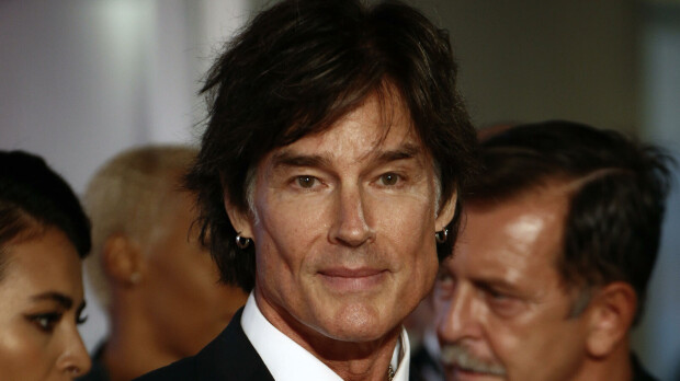 Jösses! Ronn Moss poseeraa ilman paitaa