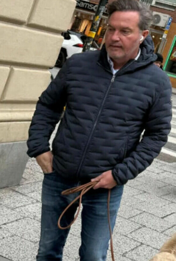 Chris kulki Teddyn kanssa kuulokkeisiinsa keskittyneenä.