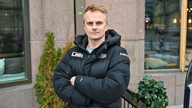 Harvinainen kuva – Heikki Kovalainen hassuttelee lapsensa kanssa