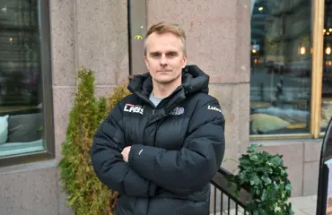 Harvinainen kuva – Heikki Kovalainen hassuttelee lapsensa kanssa