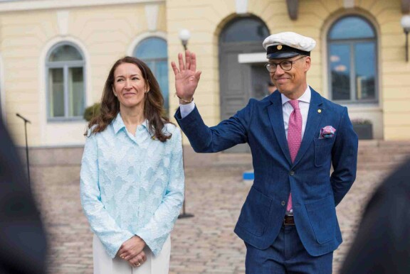 Vappuna puvussa oli kuuluisaksi muodostunut 'vinosolmu'.