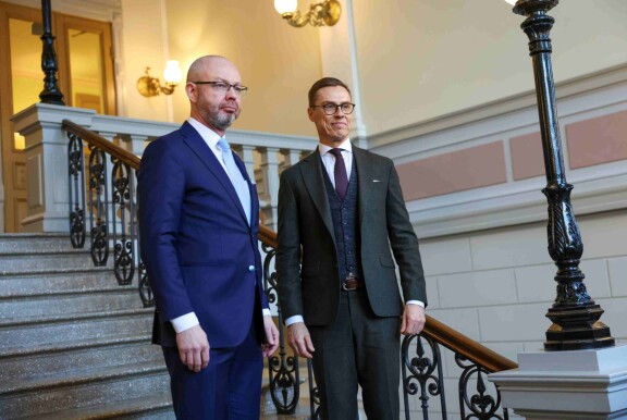Presidentti osaa yhdistellä myös eri värejä klassisessa kolmiosaisessa puvussa.
