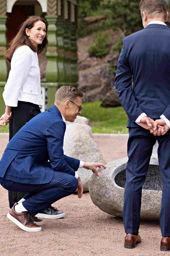 Presidentin vappuasu oli käytössä myös Kultarannan kauden avajaisissa. Vaimo näyttää valinneen samat kengät eri värissä.