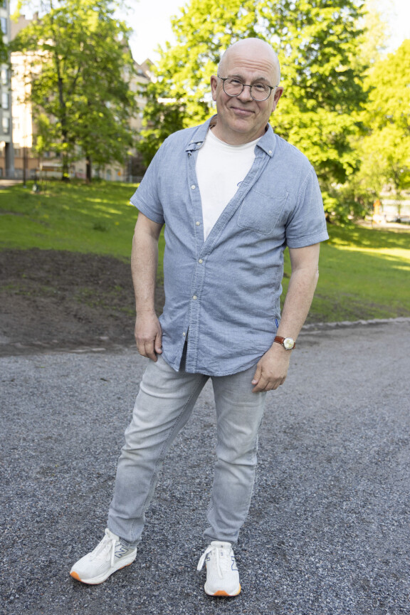 Hiukset ovat ehkä lähteneet, mutta hymy Timo Kahilaisen kasvoilla säilyy.