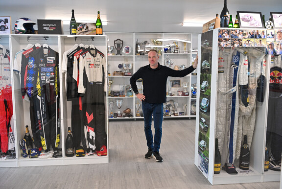 Rallimuseon yläkerrasta löytyy massiivinen määrä Jari-Matin rallisaavutuksia ja muuta memorabiliaa.