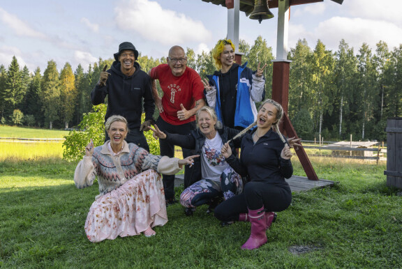 Farmi Suomen finaalijaksossa kohtaavat Lloyd Libiso (ylärivissä vasemmalla), Johanna Oras (alarivissä keskellä) ja Sonja Aiello (alarivissä oikealla). Kuvassa myös juontaja Susanna Laine (alarivissä vasemmalla), Sami Garam (ylärivissä keskellä) ja Sini Laitinen (ylärivissä oikealla).