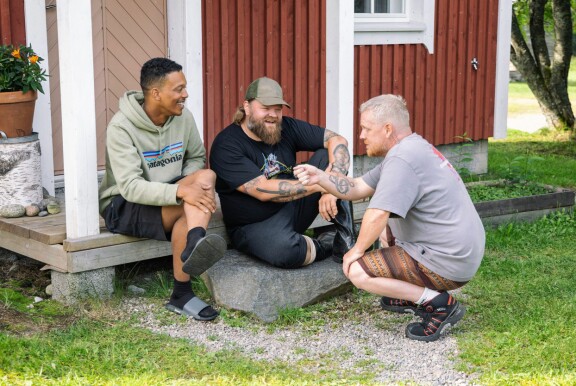 Farmin kuvauksissa Lloyd Libiso löysi läheisen yhteyden Tuomas Rajalan ja Redraman kanssa.