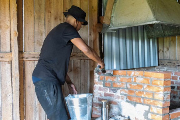 Lloyd Libiso on saanut kuulla kuittailua muun muassa muuraustaidoistaan.