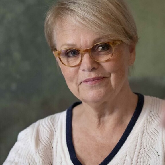Katri Helena vastasi itse rakastetun Joulumaa-kappaleen sävelmästä ja myös osasta sanoituksia. Katri Helena vastasi itse rakastetun Joulumaa-kappaleen sävelmästä ja myös osasta sanoituksia.