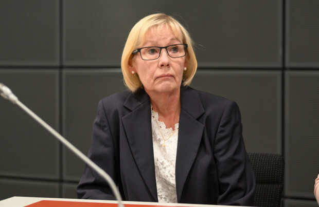 Ex-kansanedustajan epäillään kavaltaneen sairaalta isältään jättisumman – kuvat oikeudesta!
