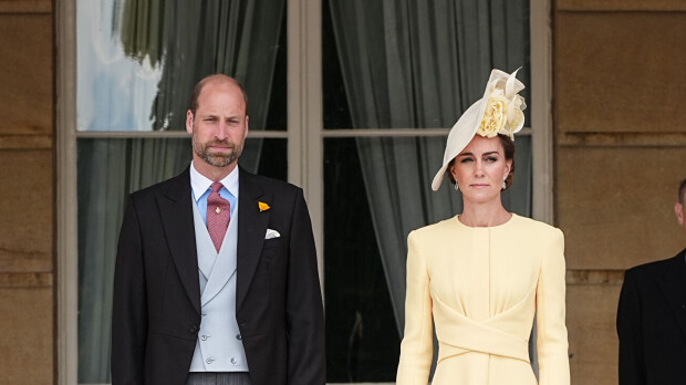 Prinssi William yllättävässä seurassa – kuninkaallinen perhe liikekannalla