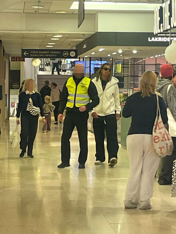 Sexmanen mukana käyskenteli vartija, joka ei huomioliivistään päätellen halunnut pysyä 'incognito'.