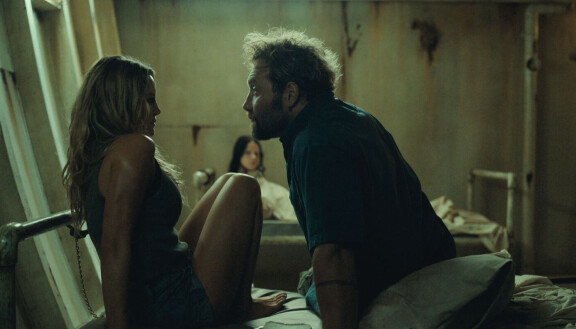 Hassie Harrison ja Jai Courtney elokuvassa Dangerous Animals.