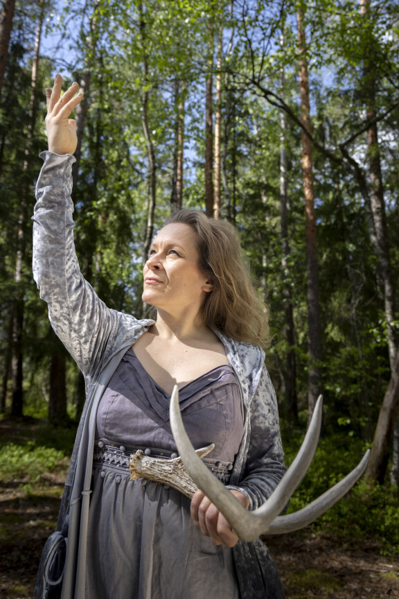 Henrica Fagerlund (kuvassa) toimii opiston kuuopettajana, ja hänen tunneillaan syvennetään käsitystä kuun kierron vaiheista ja niiden vaikutuksista naisen sisäiseen kiertoon.