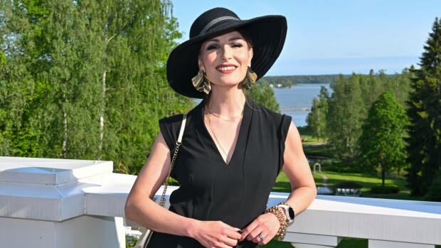 Kuin femme fatale! Maria Lund loksautti leuat VIP-juhlissa