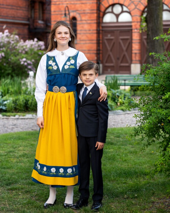 Hovi julkaisi uudet, viralliset edustuskuvat Estellestä ja Oscarista kansallispäivän kunniaksi.