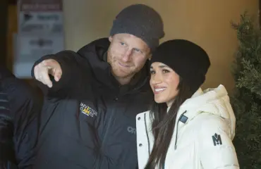 Kurkistus kulissien taa! Meghan ja Harry ilakoivat perheineen maailman onnellisimmassa paikassa – video