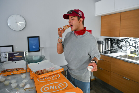 Pizza miehen tiellä pitää! Niko tankkasi kaloreita pitkää iltaa varten ennen päivän ensimmäistä live-vetoa.