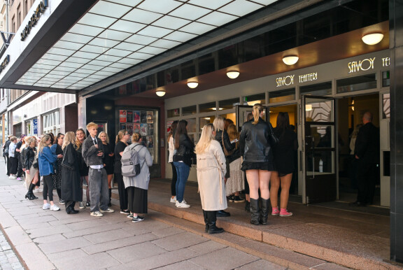 Ovien auetessa kuhina Savoy-teatterin edustalla oli melkoinen, koska kiertue oli huippusuosittu.