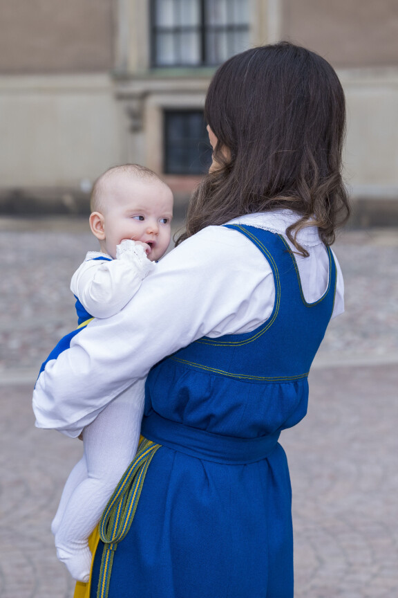 Melkein samikset. Ruotsinsininen mekko, valkoista alla ja kiinnostunut olemus, siispä Sofia ja Ines ovat kuin kaksi marjaa. Naiset erottaa hiuksista, koosta ja siitä, että Ines on se, jolla menee vielä sormi suuhun jännässä paikassa!