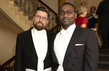 Paparazzikuvat! Näin söpösti kansanedustaja Sebastian Tynkkynen poistui Alan-rakkaansa kanssa Linnan juhlista