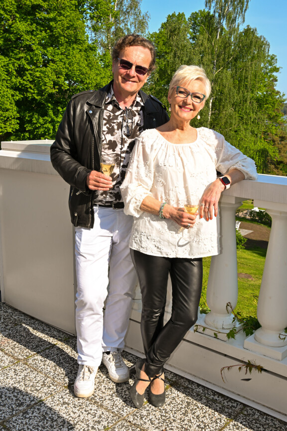 Reijo Markku ja Pirjo Nuotio nauttivat Haikon kartanon kesäkauden VIP-avajaisista.