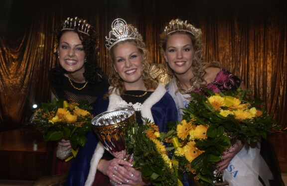 Vuonna 2003 Piritta ja Suvi Hartlin saivat Anna Strömbergin perintöprinsessojen kruunut Miss Suomi -kisoissa.
