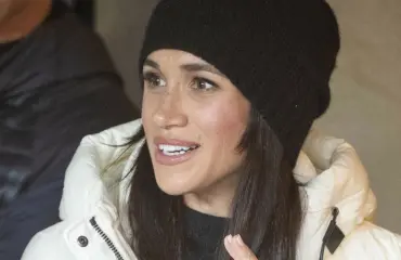 Tältä näyttää herttuatar Meghanin Thomas-veli, 58 – bongattiin nuoren kaunottaren kanssa