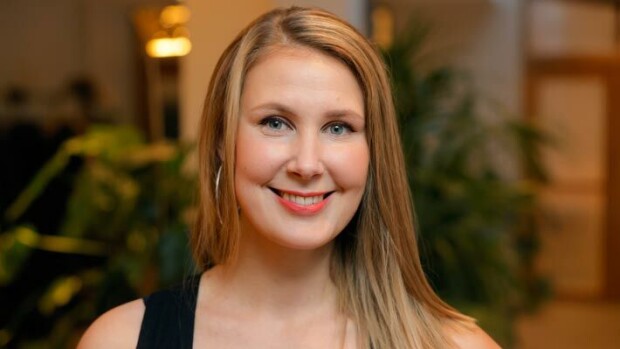 Näyttelijä Linda Wiklund opettaa jälkikasvuaan: Maailmassa tarvitaan paljon rakkautta Linda Wiklund