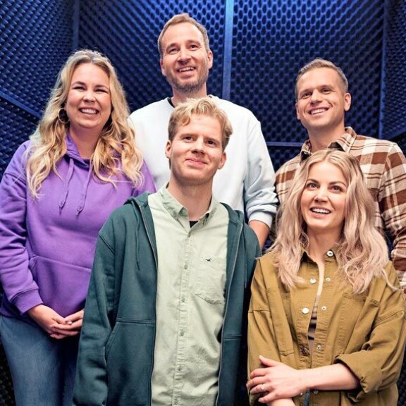 Radio Suomipopin Aamulypsyn uusi kokoonpano aloittaa tammikuussa. – Paljon vanhaa säilytetään, mutta varmasti myös uutta on tulossa, Janni kertoo innoissaan. Radio Suomipopin Aamulypsyn uusi kokoonpano aloittaa tammikuussa. – Paljon vanhaa säilytetään, mutta varmasti myös uutta on tulossa, Janni kertoo innoissaan.