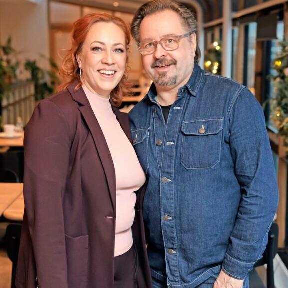 Pariskunnalla ei ole lapsia. Heikillä onaiemmasta liitostaan kaksi poikaa, jotka ovat jo aikuisia. Pariskunnalla ei ole lapsia. Heikillä onaiemmasta liitostaan kaksi poikaa, jotka ovat jo aikuisia.