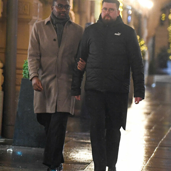 Alan loi rakkaaseensa lämpimiä katseita. tynkkynen