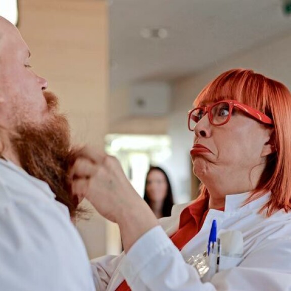 Kaisa näyttelee Kontio ja Parmaksessa ronskia ylilääkäriä Sirkkaa, jonka suorapuheisuus kumpuaa kuulemma Kaisan omasta persoonasta. Kaisa näyttelee Kontio ja Parmaksessa ronskia ylilääkäriä Sirkkaa, jonka suorapuheisuus kumpuaa kuulemma Kaisan omasta persoonasta.