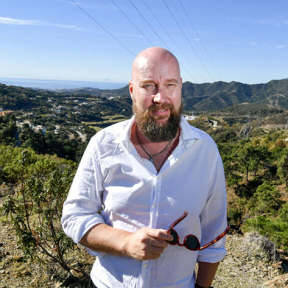 Juha poseerasi Seiskalle jylhissä Espanjan maisemissa vuonna 2018. Juha V