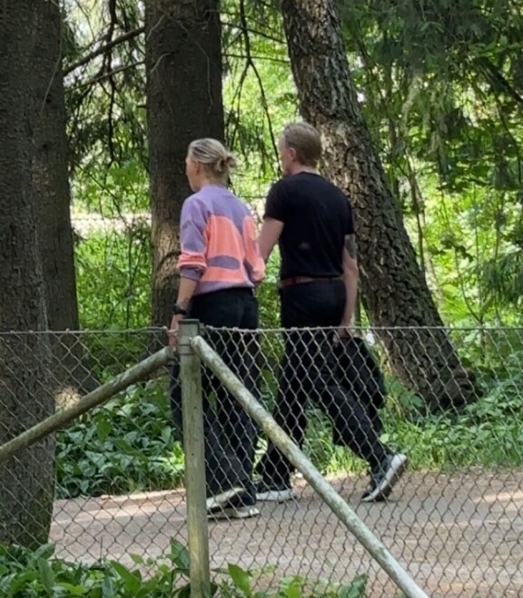 Herran käsivarressa komeileva tatuointi vahvistaa miehen Lauri Kaivoluodoksi.