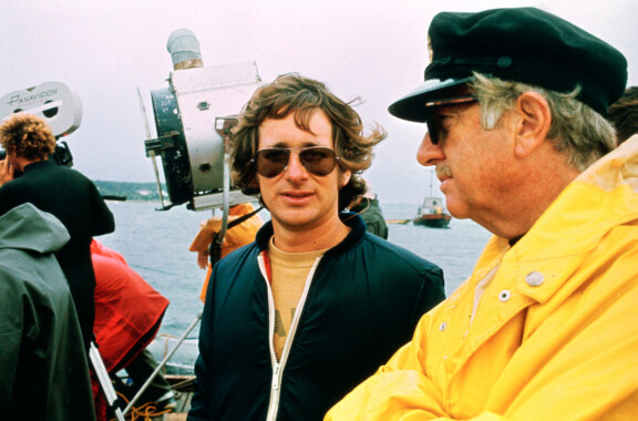 Steven Spielberg Tappajahain kuvauksissa.