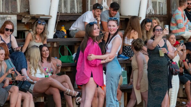 Maksaisitko tällaisia hintoja? Synkkä totuus Ibizan bilehelvetistä