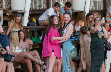 Maksaisitko tällaisia hintoja? Synkkä totuus Ibizan bilehelvetistä