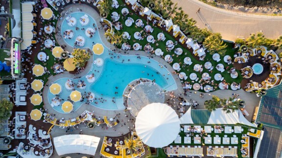 Ibizan San Antoniossa sijaitseva O Beach Club on houkutellut vieraikseen Ed Sheeranin, Conor McGregorin, Lewis Capaldin ja Jason Derulon kaltaisia julkkiksia.