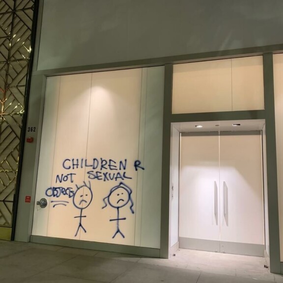 Beverly Hillsissä nähtiin kantaaottavia graffiteja. Balenciaga