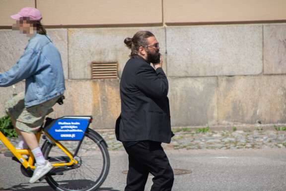 Mikko Kouki käveli mustissaan.