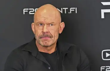 Sometähdeltä raju väite Jere Karalahdesta – näin kiekkolegenda reagoi