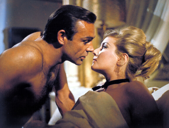 Sean Connery ja Daniela Bianchi elokuvassa Salainen agentti 007 Istanbulissa.
