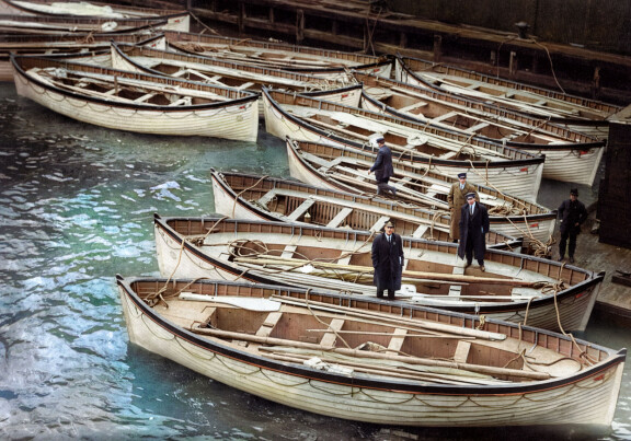 Pelastusveneitä New Yorkissa Titanicin turman jälkeen.